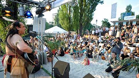 Willy Michl singt am Kulturstrand