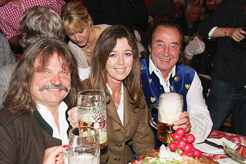 Wiesn-Stimmung: Lüftner mit Leslie Mandoki und Andrea Schöller im Hippodrom.