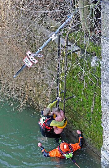 Feuerwehrmänner ziehen den vor Kälte schlotternden Niederbayern an der Corneliusbrücke aus dem Wasser - sehen Sie hier die Bilder...