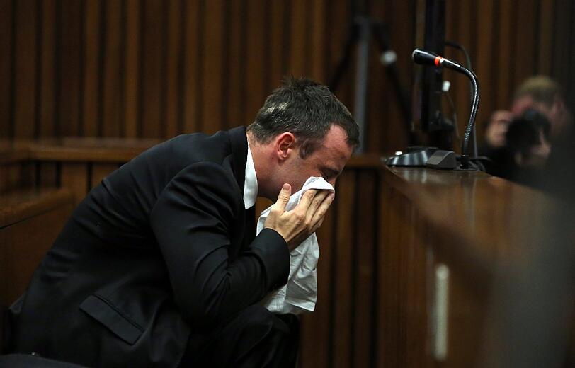 Oscar Pistorius sagt zum ersten Mal aus - unter Tränen. Die Bilder vom Gerichtssaal...