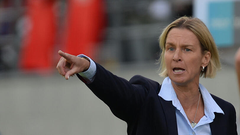 Die ehemalige DFB-Spielerin und aktuelle Schweizer Nationaltrainerin Martina Voss-Tecklenburg kritisiert die Entschiedung zur Neid-Nachfolge. Die ehemalige DFB-Spielerin und aktuelle Schweizer Nationaltrainerin Martina Voss-Tecklenburg kritisiert die Entschiedung zur Neid-Nachfolge.