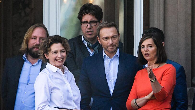 Teile der Verhandlungsdelegation von Grünen und FDP beim Treffen zur Vorbereitung auf den Start der Jamaika-Sondierungsverhandlungen auf dem Balkon der Parlamentarischen Gesellschaft in Berlin. Teile der Verhandlungsdelegation von Grünen und FDP beim Treffen zur Vorbereitung auf den Start der Jamaika-Sondierungsverhandlungen auf dem Balkon der Parlamentarischen Gesellschaft in Berlin.