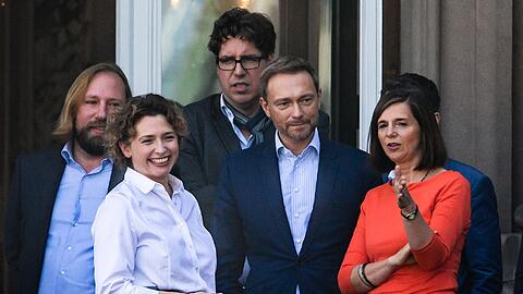 Teile der Verhandlungsdelegation von Grünen und FDP beim Treffen zur Vorbereitung auf den Start der Jamaika-Sondierungsverhandlungen auf dem Balkon der Parlamentarischen Gesellschaft in Berlin.