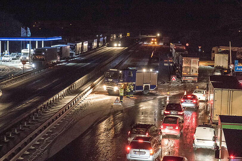 Bilder vom Donnerstagabend: Der Verkehr staut sich auf der A8.