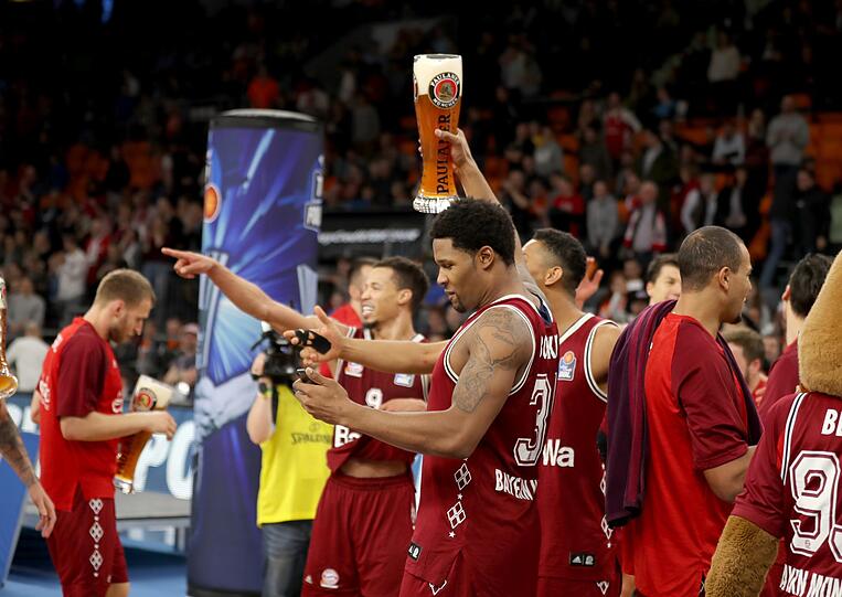 Die Basketballer des FC Bayern feiern ihren ersten Pokalsieg seit einem halben Jahrhundert! Die besten Bilder der feucht-fröhlichen Party...