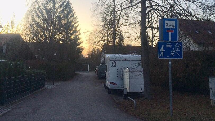Die Straße hat keinen Gehweg.