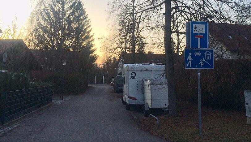 Die Straße hat keinen Gehweg. Die Straße hat keinen Gehweg.