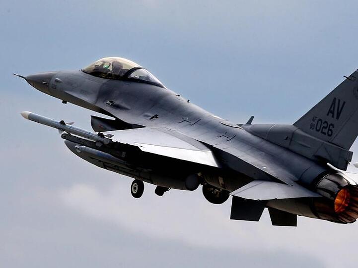 Ein F16-Kampfflugzeug startet. Foto: Mircea Rosca/epa/dpa/Archivbild