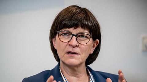 "Familienarbeitszeit könnte Eltern Mittel an die Hand geben, bei der Vereinbarung von Familie und Beruf eigene, selbstbestimmte Wege zu gehen": SPD-Chefin Saskia Esken.