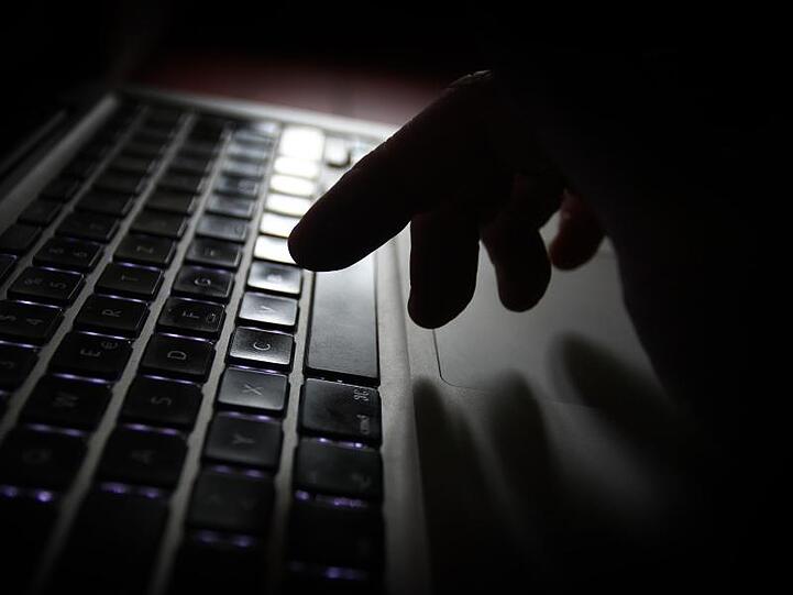 Eine Hand fährt über die Tastatur eines Laptops. Foto: Karl-Josef Hildenbrand/Archivbild