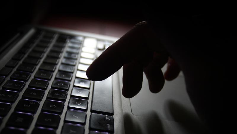 Eine Hand fährt über die Tastatur eines Laptops. Foto: Karl-Josef Hildenbrand/Archivbild Eine Hand fährt über die Tastatur eines Laptops. Foto: Karl-Josef Hildenbrand/Archivbild