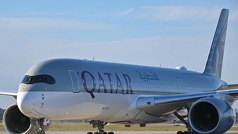 Ein Flieger von Qatar Airways. Die Fluglinie dementiert vermeintliche "Verhandlungen oder Gespräche" mit dem Deutschen Fußball-Bund.