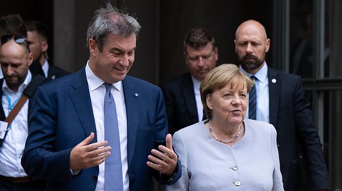 Bayerns Ministerpräsident Markus Söder bekommt in einem Interview von Altkanzlerin Angela Merkel sein Fett weg. (Archivbild)