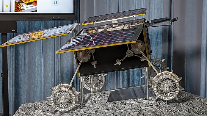 Das Eins-zu-Eins-Modell von Idefix in Oberpfaffenhofen: Der Rover wiegt nur 25 Kilo. Seine Größe lässt sich mit einem Getränkekasten vergleichen.