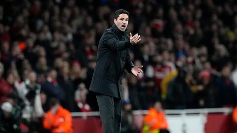 Arsenals Trainer Mikel Arteta reagiert während des Spiels.