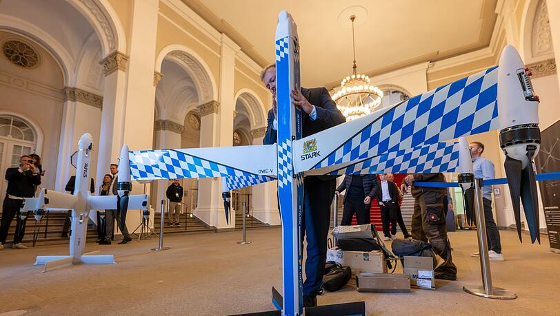 Bayern will es der Verteidigungsindustrie leichter machen - im Landtag durfte die Firma Stark am Dienstag schon ihre Drohnen zeigen.
