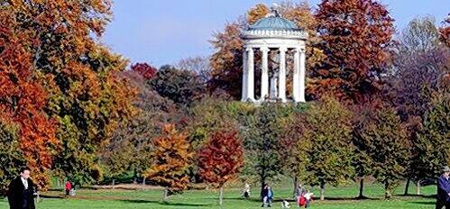 Eine der grünen Lungen der Stadt: Die Münchner lieben ihren Englischen Garten im Norden und kommen hier gerne zum Spazierengehen, Sporteln und Entspannen her.