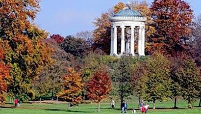 Eine der grünen Lungen der Stadt: Die Münchner lieben ihren Englischen Garten im Norden und kommen hier gerne zum Spazierengehen, Sporteln und Entspannen her. Eine der grünen Lungen der Stadt: Die Münchner lieben ihren Englischen Garten im Norden und kommen hier gerne zum Spazierengehen, Sporteln und Entspannen her.