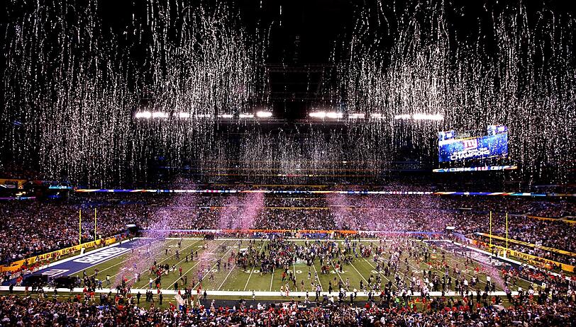 Nicht nur im Stadion, in ganz Amerika und der Welt fieberten die Fans beim sportlichen Ereignis der Superlative mit - am Times Square in New York herrschte nach dem Sieg der Giants absoluter Ausnahmezustand.