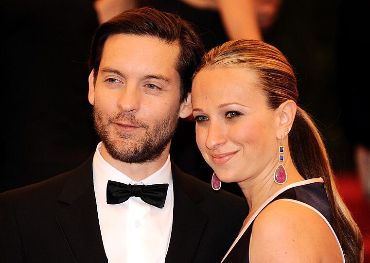 Sänger, Schauspieler, Designer, Stars und Sternchen kamen zur Eröffnung der Ausstellung "Schiaparelli and Prada: Impossible Conversations". Im Bild: Schauspieler Tobey Maguire mit Ehefrau Jennifer Meyer.