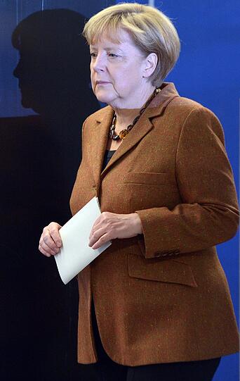 Bundeskanzlerin Angela Merkel (CDU) wirft am 22.09.2013 in Berlin ihren Stimmzettel zur Bundestagswahl 2013 in die Wahlurne.