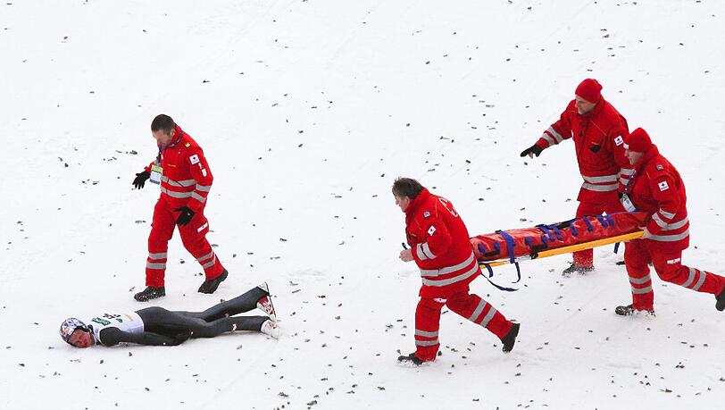 Skispringer Thomas Morgenstern verlor im Training für das Skifliegen auf dem Kulm/Österreich in der Luft das Gleichgewicht und schlug mit Rücken und Kopf hart auf dem Boden auf. Die Bilder. Skispringer Thomas Morgenstern verlor im Training für das Skifliegen auf dem Kulm/Österreich in der Luft das Gleichgewicht und schlug mit Rücken und Kopf hart auf dem Boden auf. Die Bilder.