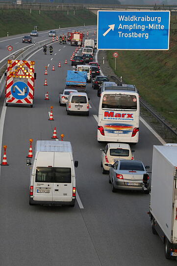 Ölspur auf der A94. Die Bilder vom Feuerwehreinsatz.
