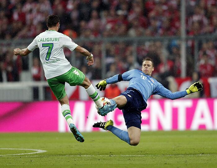 MANUEL NEUER: NOTE 4.
Machtlos beim Hammer von Caligiuri, mit Monster-Ausflug nach 39 Minuten, als er sich verschätzte und den Ball zu weit vorlegte &ndash; inklusive gefährlicher Grätsche. Bisschen mehr piano, Manu.