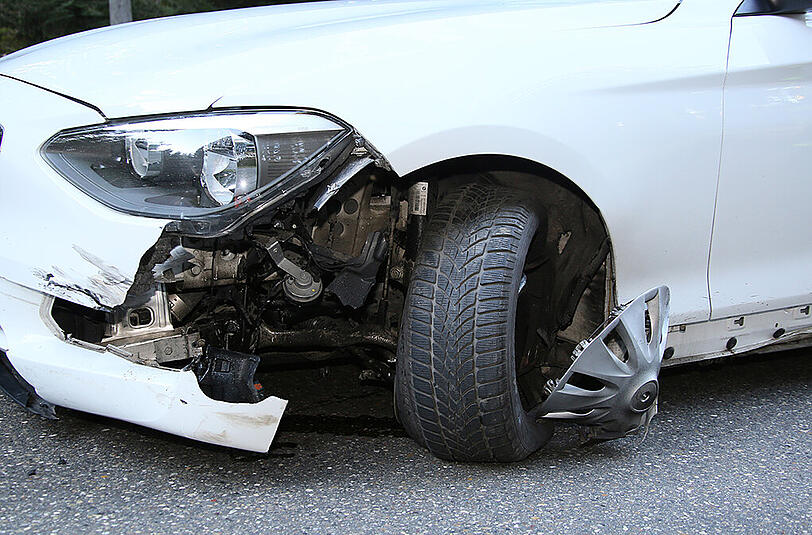 Bilder vom Unfallort in Gars am Inn. Ein Motorradfahrer geriet auf die Gegenfahrbahn und kollidierte mit einem BMW.