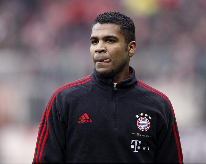 Breno: Auch den Brasilianer Breno, der (2008 für zwölf Mio.) mit 17 als größtes Abwehrtalent Südamerikas nach München gekommen war, brachten Verletzungen zur Verzweiflung. Nachdem er sein eigenes Haus in Brand gesteckt hatte, musste er eine Haftstrafe von zweieinhalb Jahren absitzen. Nun spielt er beim FC Sao Paulo, aufgrund von erneuten Knieproblemen fällt er bis 2017 aus.