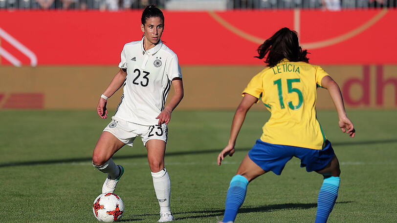 Hasret Kayikci (l.) im Spiel gegen Brasilien.