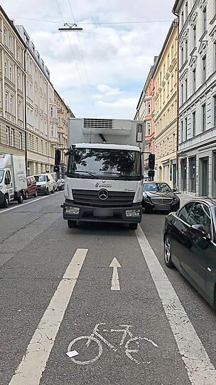 Autos und Lieferwagen, die auf dem Radweg parken und so zur Gefahr für Radler und Fußgänger werden können. Solche Situationen sind in ganz München zu beobachten.