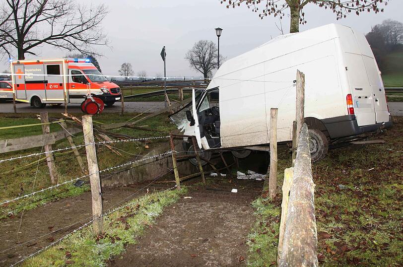 Eine 34-Jährige ist am Sonntagmorgen mit einem Kleintransporter gegen einen Baum geprallt.
