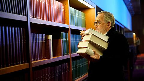 Ah, was haben wir denn da! Literaturexperte Jean-Michel (Fabrice Luchini) hält den Hype um Henri Pick für eine unverschämte Marketingstrategie. Mit dem Spürsinn eines Bibliothekskenners will er der Sache auf den Grund gehen.