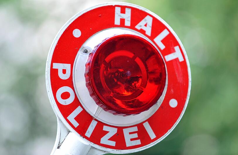 Die Polizei kontrolliert in der Arnulfstraße einen Reisebus.