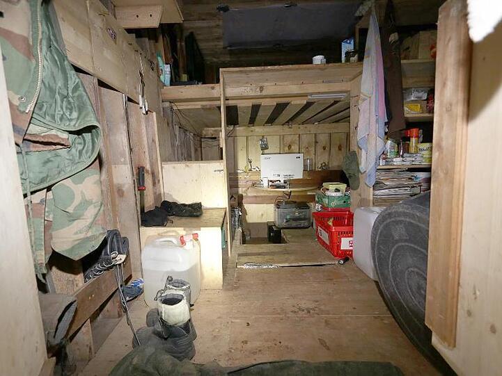 Blick in eine Erdbehausung in einem Steinbruch im Landkreis Lichtenfels. Foto: Polizeipräsidium Oberfranken
