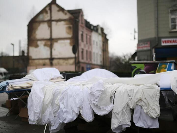 Bettlaken für den Verkauf auf einem Wochenmarkt in Duisburg-Bruckhausen.
