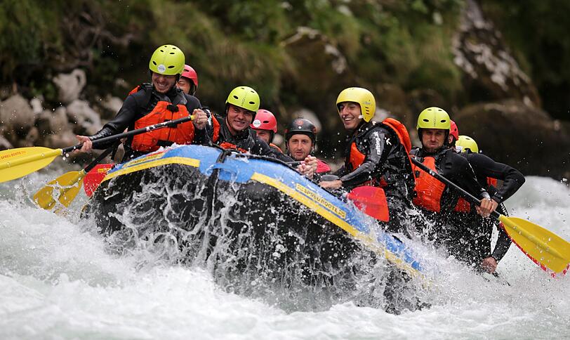 Volle Action! Die Löwen hatten sichtlich Spaß beim Wildwasser-Rafting auf der Salzach.