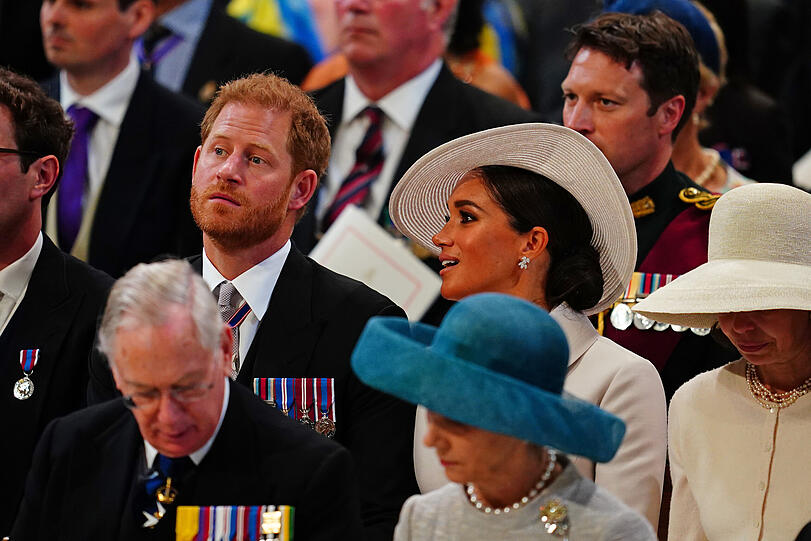 Warten auf den Beginn des Gottesdienstes: Harry und Meghan.
