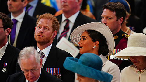 Warten auf den Beginn des Gottesdienstes: Harry und Meghan.