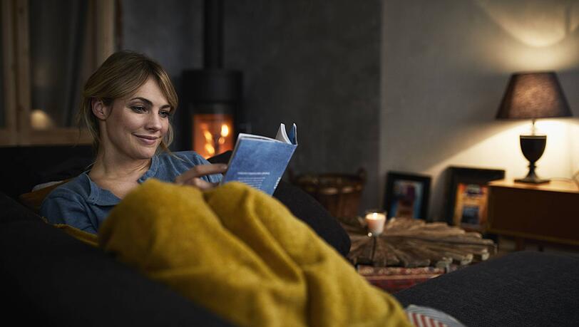 Gemütlich auf der Couch liegen und ein gutes Buch lesen - was gibt's Schöneres?