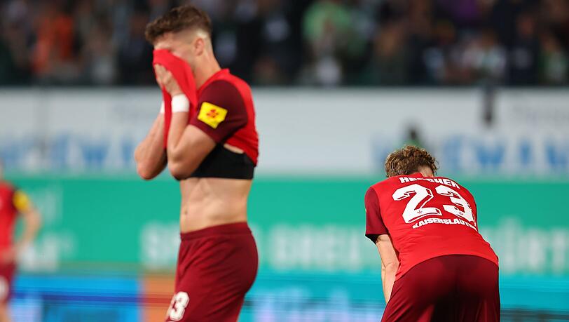Jan Elvedi (l) und Philipp Hercher aus Kaiserslautern stehen nach dem Abpfiff auf dem Platz.