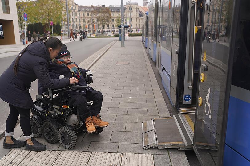 Beim Check mit der AZ funktioniert sie: die Hebebühne der Tram 17 beim Mathäser Filmpalast an der Bayerstraße 3