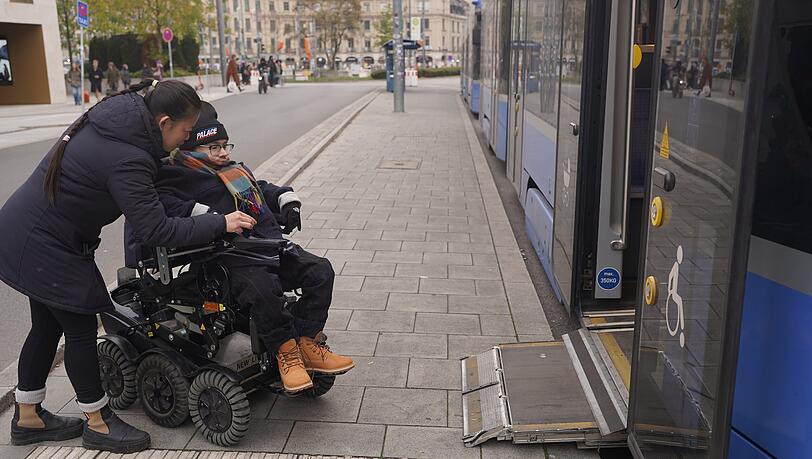 Beim Check mit der AZ funktioniert sie: die Hebebühne der Tram 17 beim Mathäser Filmpalast an der Bayerstraße 3