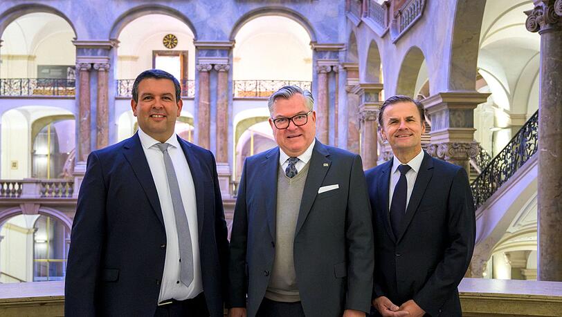 Bayerns Justizminister Josef Schmid (M) stellte David Beck (l) als Nachfolger von Andreas Franck vor. Bayerns Justizminister Josef Schmid (M) stellte David Beck (l) als Nachfolger von Andreas Franck vor.