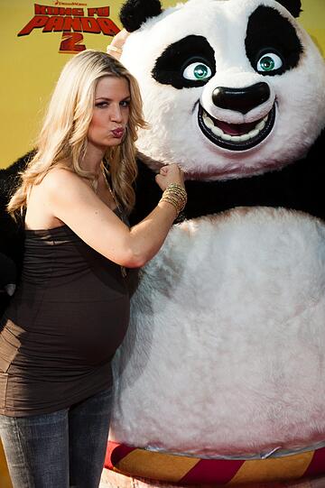 Susan Sideropoulos ist schwanger wie Panda: Auf dem roten Teppich in Berlin präsentiert die Schauspielerin ihren Baby-Bauch. Hape Kerkeling und Jack Black liefern sich einen Kampf für die Fotografen. Die Bilder von der Filpremiere für den Animationsfilm "Kung Fu Panda 2".