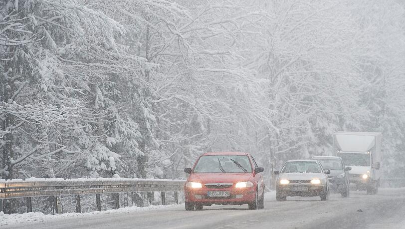 Die Rückkehr des Winters mit zum Teil starken Schneefällen hat am Freitag zu mehreren Verkehrsunfällen auf Bayerns Straßen geführt. Dabei wurden einige Menschen leicht verletzt. Die Rückkehr des Winters mit zum Teil starken Schneefällen hat am Freitag zu mehreren Verkehrsunfällen auf Bayerns Straßen geführt. Dabei wurden einige Menschen leicht verletzt.