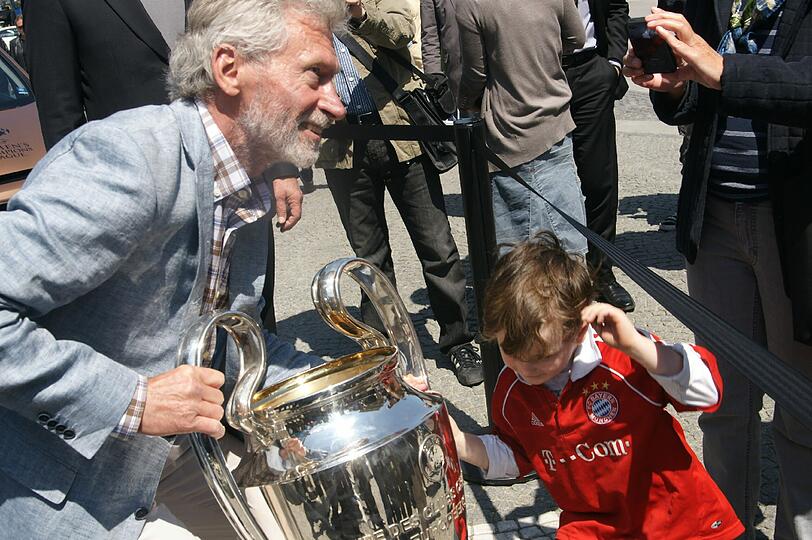 Da ist das Ding! Bei der "Trophy Bus Parade" der UEFA tourt das Objekt der Begierde, der Champions League-Pokal, am Montag gemeinsam mit zahlreichen Promis durch München - sehen Sie hier die Bilder.