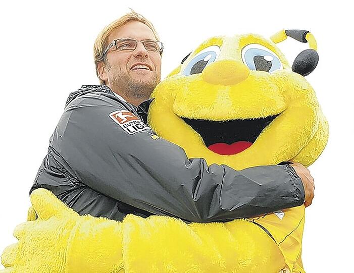 Zum Knuddeln: Dortmund-Trainer Jürgen Klopp mit Borussia-Maskottchen Emma.