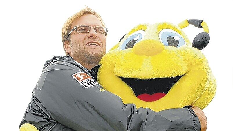 Zum Knuddeln: Dortmund-Trainer Jürgen Klopp mit Borussia-Maskottchen Emma. Zum Knuddeln: Dortmund-Trainer Jürgen Klopp mit Borussia-Maskottchen Emma.
